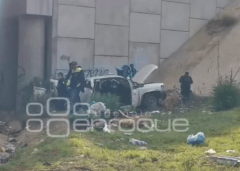 Muere una mujer al caer camioneta del Periférico al Bulevar Forjadores