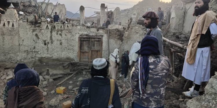 Más de mil muertos y mil 500 lesionados deja terremoto en Afganistán