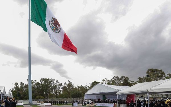 Colocan bandera monumental en nueva asta de Los Fuertes