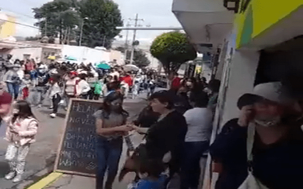 Balacera deja dos niños y un adulto heridos en centro de vacunación COVID en Puebla