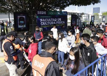 Miles de jóvenes acuden a presentar el examen de admisión a la BUAP