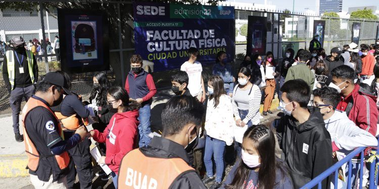 Miles de jóvenes acuden a presentar el examen de admisión a la BUAP