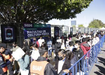 Miles de jóvenes acuden a presentar el examen de admisión a la BUAP