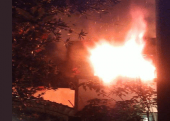 Incendio consume fábrica de reciclaje en San Baltzar Tetela
