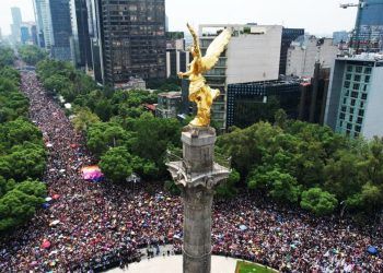 Miles desbordan las calles de Ciudad de México en marcha del Orgullo LGBTI+ 