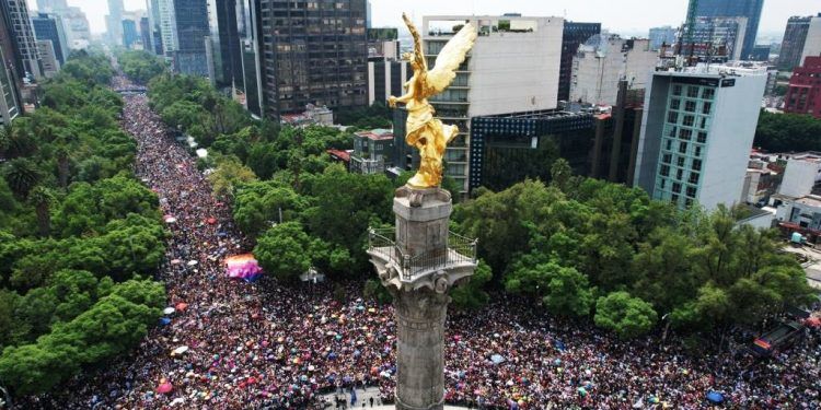 Miles desbordan las calles de Ciudad de México en marcha del Orgullo LGBTI+ 