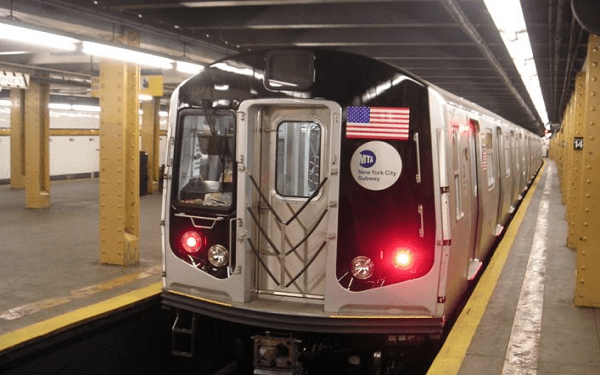 Muere hombre en el Metro de NY al quedar atorado por su pantalón
