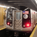 Muere hombre en el Metro de NY al quedar atorado por su pantalón