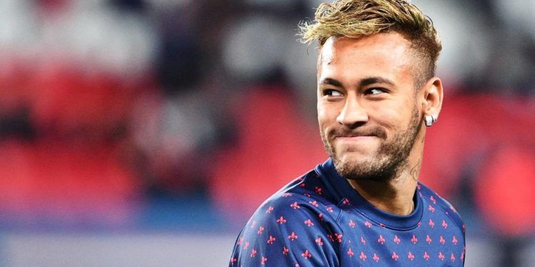 Atteriza de emergencia avión de Neymar Jr. en Brasil