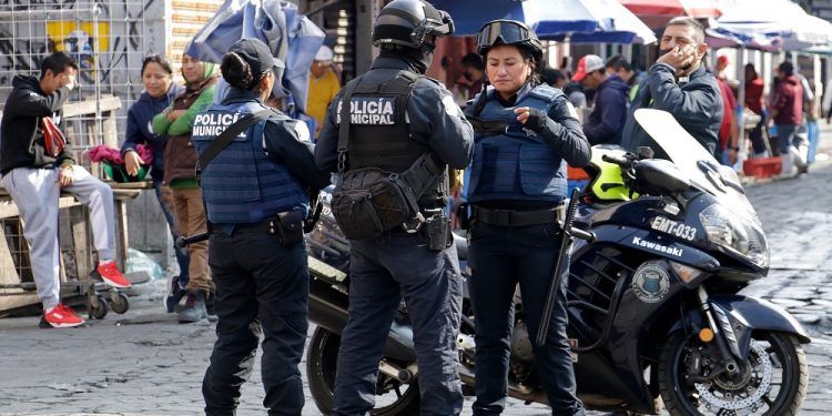 Hallan cadáver al interior de una maleta cerca del aeropuerto de Huejotzingo