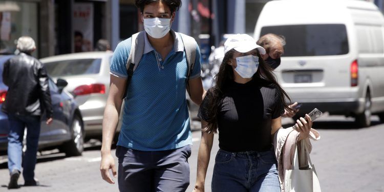 A usar cubrebocas en espacios cerrados o abiertos con gentío