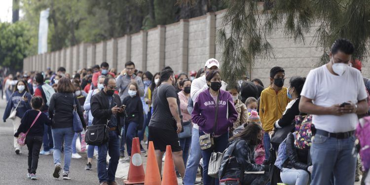 Largas filas en centros de vacunación COVID para menores en Puebla