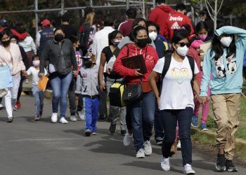 Largas filas en centros de vacunación COVID para menores en Puebla
