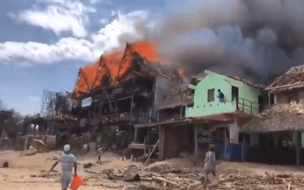 Incendio en Zipolite, Oaxaca deja daños en al menos 10 negocios