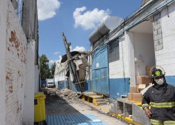 Explosión en fábrica deja un muerto y 12 heridos en Puebla