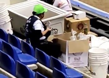 Captan a vendedora de cervezas reciclando vasos en el Cuauhtémoc 