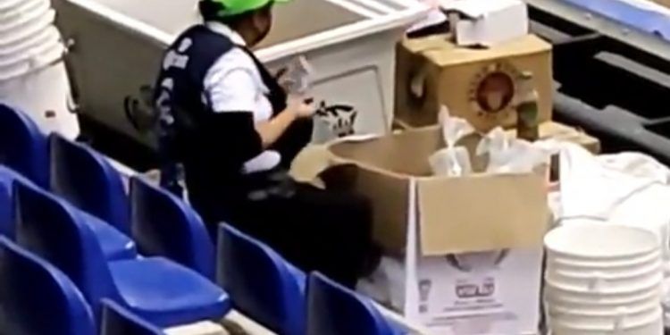 Captan a vendedora de cervezas reciclando vasos en el Cuauhtémoc 