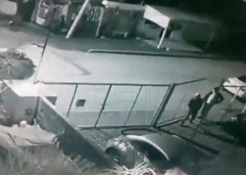 ¡Con toda la calma! Sujetos roban las llantas de varios vehículos en Cuautlancingo 
