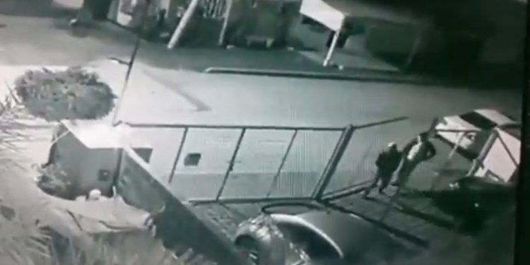 ¡Con toda la calma! Sujetos roban las llantas de varios vehículos en Cuautlancingo 