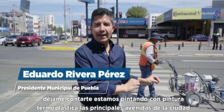 Ayuntamiento de Puebla pinta vialidades y coloca semáforos peatonales