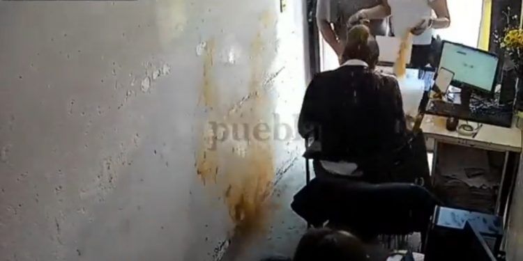 Funcionaria de Tlaxcala agrede a una mujer; la acusa de andar con su esposo