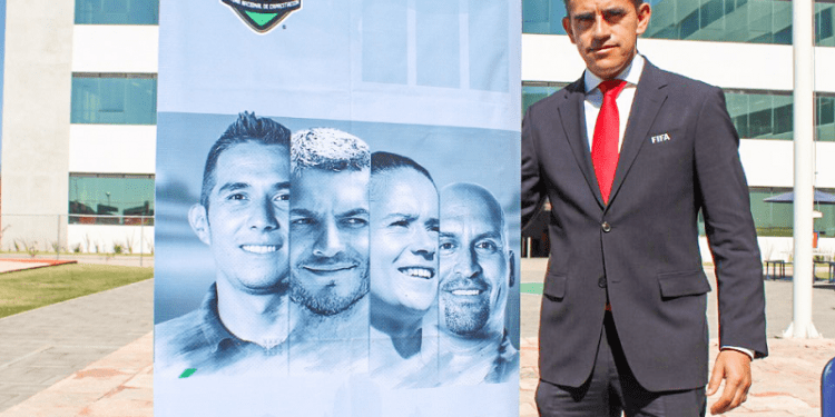 Ángel Hernández, silbante poblano internacional