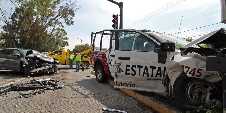 Colisiona patrulla de SSP Puebla y camioneta frente a Club de Golf Mayorazgo
