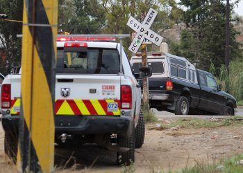 Camioneta es arrollada por el tren al querer ganar el paso en la carretera a Tlaxcala