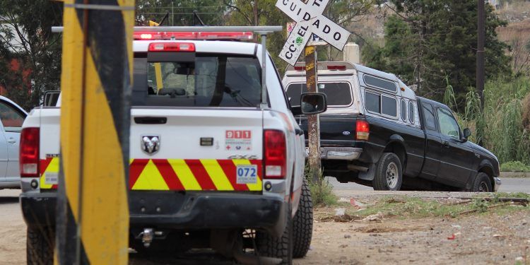 Camioneta es arrollada por el tren al querer ganar el paso en la carretera a Tlaxcala