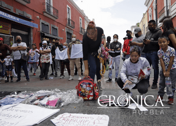 Se enfrentan informales con policías