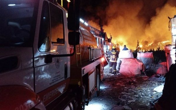 Se incendia otra empresa recicladora, ahora fue en la carretera a Canoa