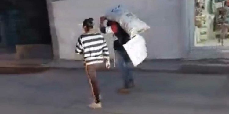 Exhiben a hombre por intentar robar unos chiles en Texmelucan 