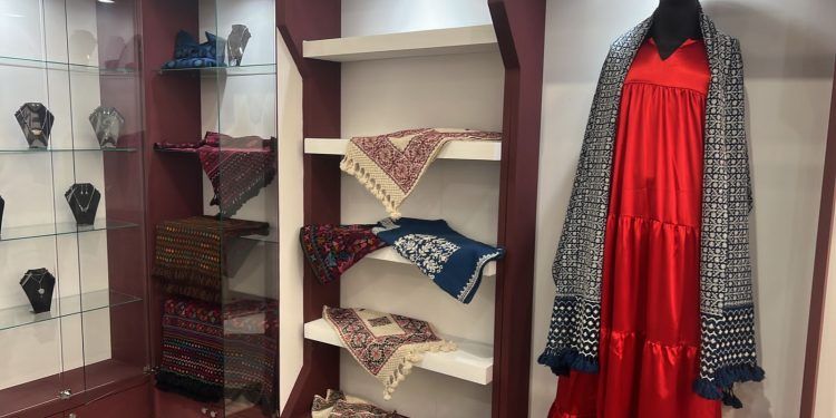 Con bordados de Hueyapan y moda textil, Puebla participa en Colombiamoda