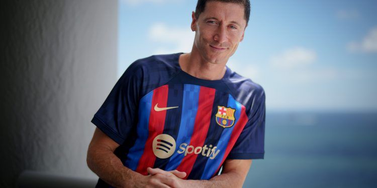 Robert Lewandowski es presentado como nuevo delantero del Barcelona