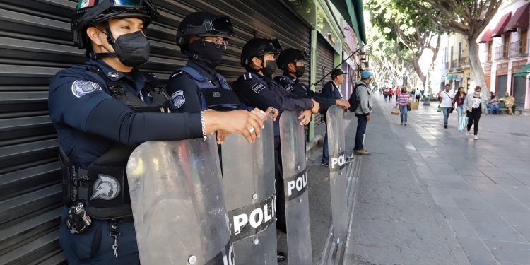 Ambulantes agreden a policías en su intento de volver a las calles en Puebla