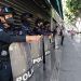 Ambulantes agreden a policías en su intento de volver a las calles en Puebla