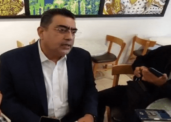 Sergio Salomón Céspedes Peregrina alza la mano