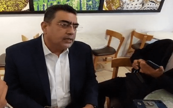 Sergio Salomón Céspedes Peregrina alza la mano