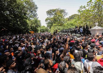 Sube la tensión en Sri Lanka; huye el presidente del país