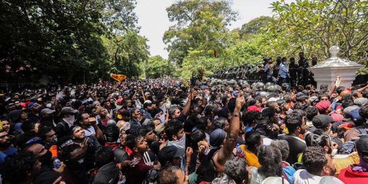 Sube la tensión en Sri Lanka; huye el presidente del país