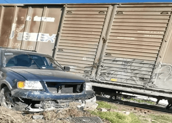 Camioneta se la lleva el tren al tratar de ganar el paso en Tepeaca