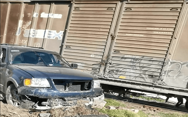 Camioneta se la lleva el tren al tratar de ganar el paso en Tepeaca