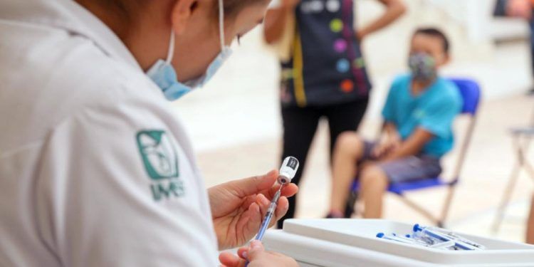 IMSS emite recomendaciones para vacunar contra COVID-19 a menores con cáncer