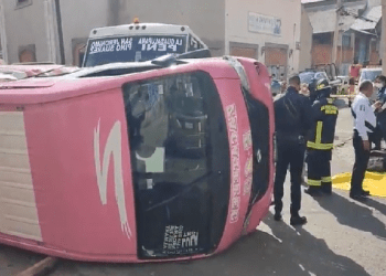 Vuelca unidad de transporte público y deja al menos 10 lesionados
