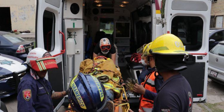 Rescatan a joven en Momoxpan; se intoxicó al limpiar cisterna 