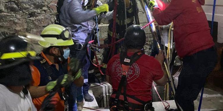 Rescatan a un hombre que cayó a un pozo en Totimehuacan