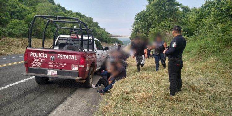 Rescata la Policía Estatal a 41 migrantes; los abandonaron en Venustiano Carranza