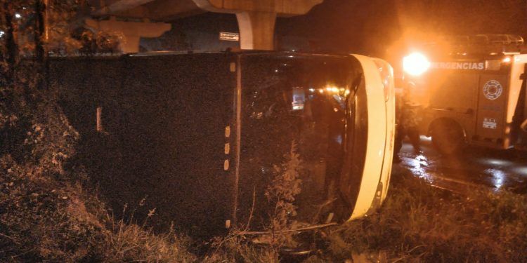Vuelca autobús en la Puebla-México; hay 42 lesionados