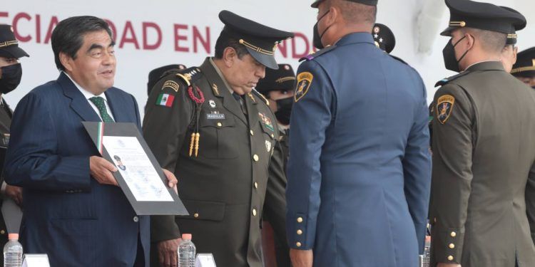 Asiste Barbosa a ceremonia de graduación en la Escuela de Mando del Ejército