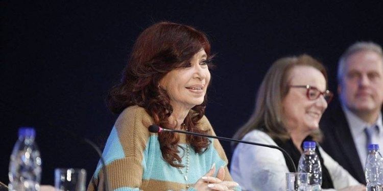 Fiscal pide de 12 años de cárcel e inhabilitación para Cristina Fernández